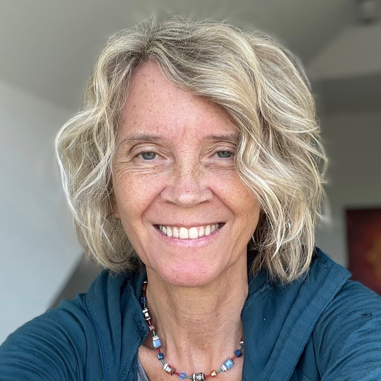 Hier siehst du ein Portrait der Inhaberin der Praxis für Psychotherapie Breisach Diplom Psychologin Evi Kühnlein