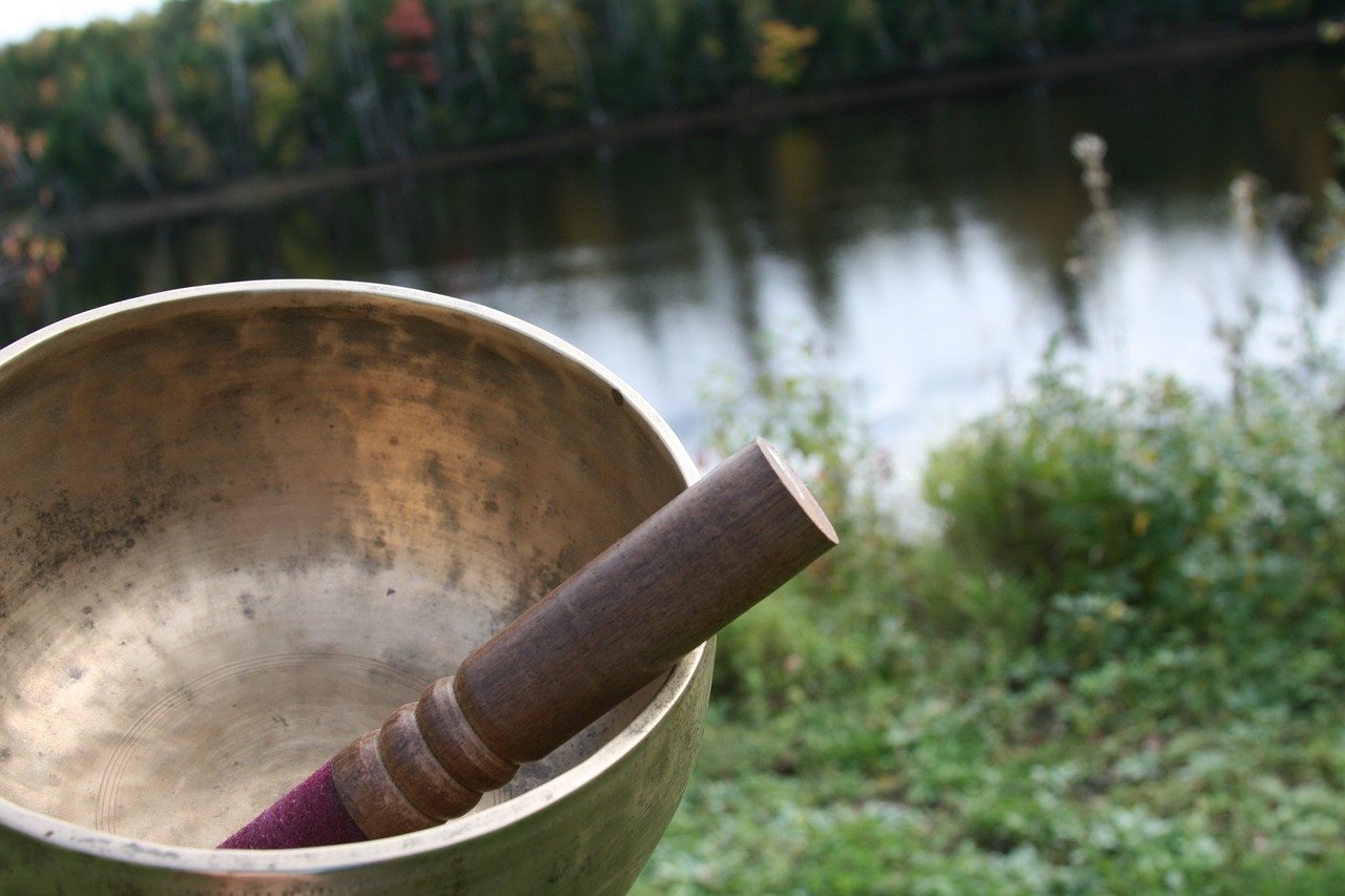 Nahaufnahme einer goldenen Klangschale auf einem Meditationskissen – Einstieg in das Thema Achtsamkeit und Meditation