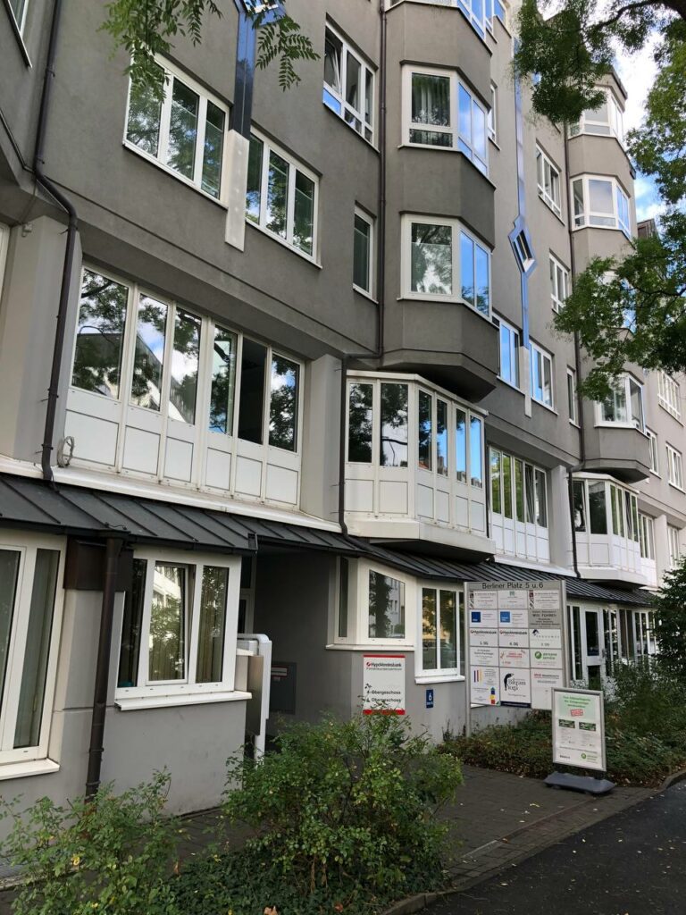 Hier siehst du die Außenfassade des Gebäudes, in dem sich die Praxis für Psychotherapie Würzburg der Psychologin Evi Kühnlein befindet.