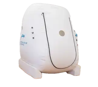 mHBOT Druckkammer von hyperbarics europe, sitzende Position bei Dipl.-Psych. Evi Kühnlein